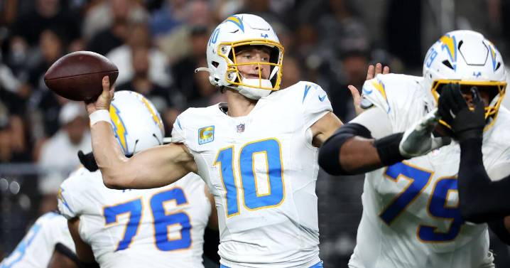 Justin Herbert picks apart the Raiders as Chargers improve to 2