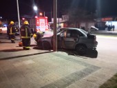 Violento choque en Pueblo Nuevo: un hombre con heridas de consideración al impactar contra una columna