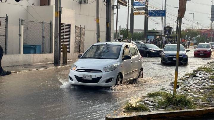 Lluvia provoca inundaciones en vialidades del área metropolitana