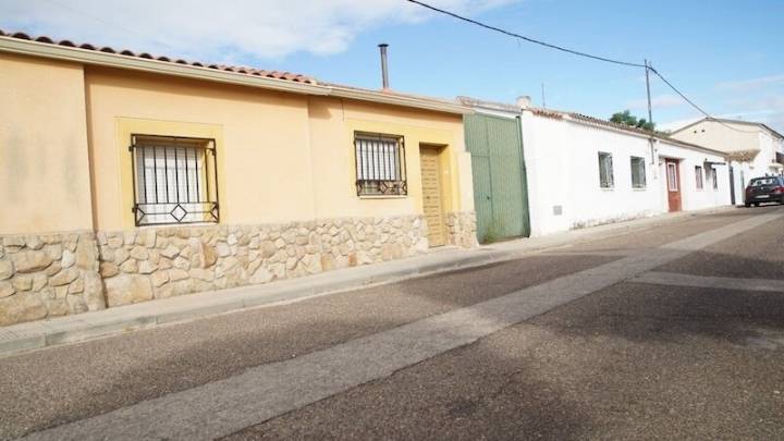 Prisión sin fianza para la madre del bebé hallado muerto en Alberche y su pareja
