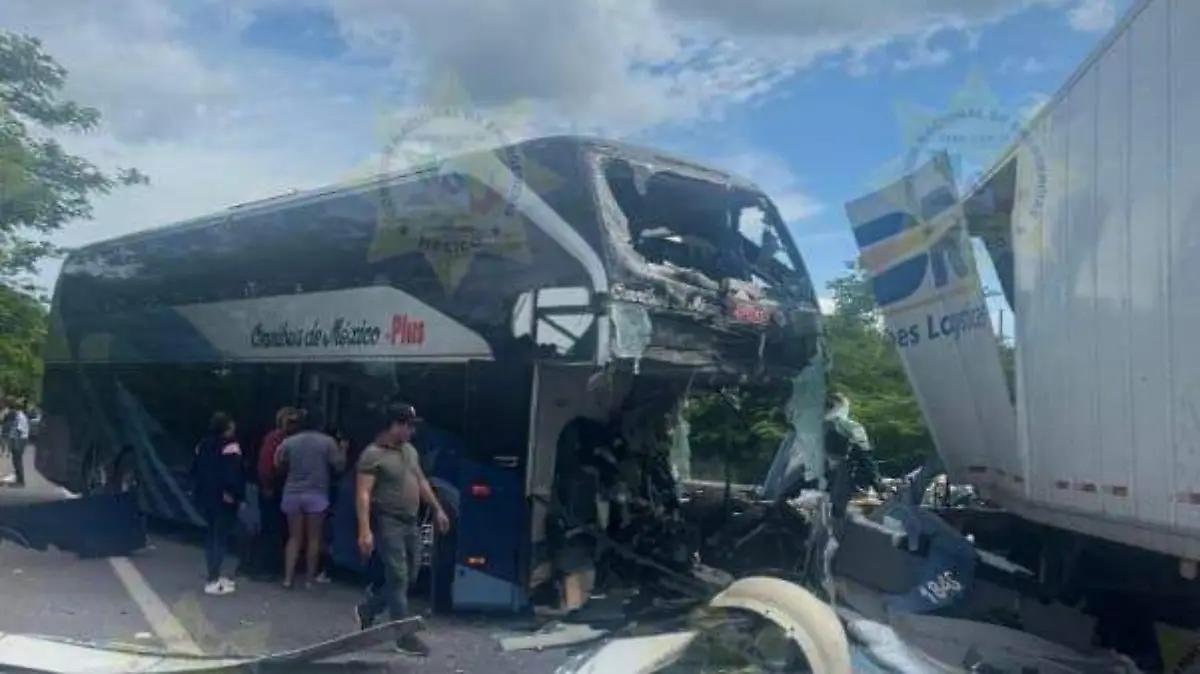 Se registra choque entre autobús de pasajeros y tráiler en la autopista Tepic