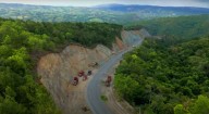 Desprendimiento de gran roca causa accidente en carretera dominicana (+Foto)