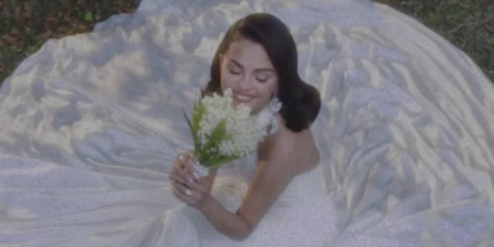 El increíble vestido que lució Selena Gomez para casarse con Benny Blanco
