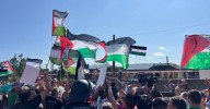 Banderas y gritos por Palestina vuelven a marcar la salida de etapa: "Israel asesina, La Vuelta patrocina"