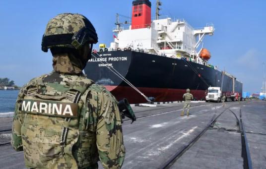 Procesan a funcionario por complicidad en desembarque de buques con huachicol fiscal
