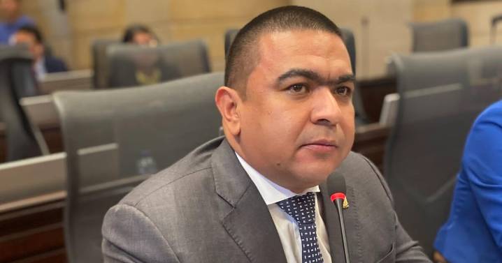 De “Borrachas”, así califica el congresista Holmes Echeverría las estadísticas que muestra el gobierno Petro, que distan de la realidad.