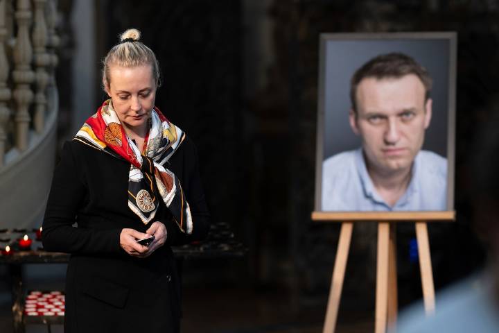 Foreign lab tests show Navalny was poisoned, wife says