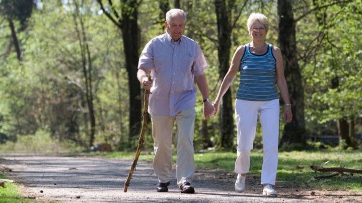 Caminar más rápido después de los 60 puede mejorar tu salud