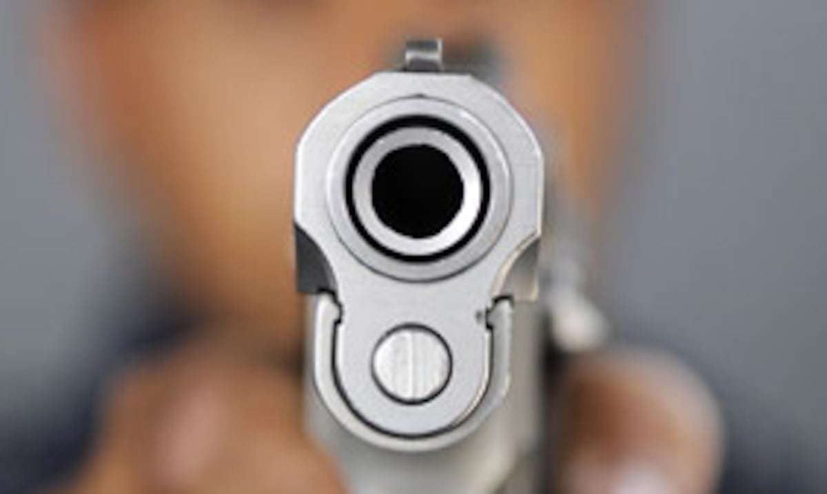 Mujer dispara a dos escaladores que sorprendió en su residencia