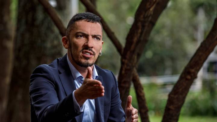 El exactor porno Juan Florián amaneció nuevamente como ministro de la igualdad tras la jugadita del Gobierno para mantenerlo en el poder