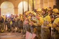 Los bomberos forestales de Castilla y León se manifiestan hoy en una marcha pacífica en León para pedir un operativo público y estable y exigir ceses tras los incendios de este verano