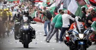 Nuevo día de bochorno en La Vuelta: radicales propalestina dejan la etapa sin vencedor y casi tiran al líder