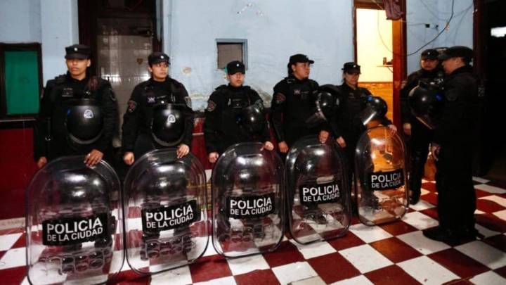 Efectivos de la policía porteña desalojaron un edificio ocupado en Almagro desde hace nueve años