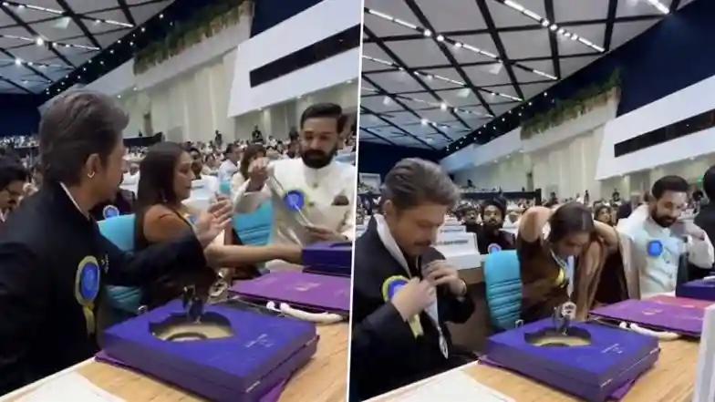Bollywood ‘Happy and Innocent Like School Children’: Shah Rukh Khan Struggles To Wear His National Film Award Medal, Rani Mukerji Helps Him; Netizens React to Viral Moment (Watch Video)
