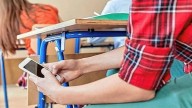 ¿Adiós a los celulares? La Legislatura bonaerense aprobó un importante cambio en las escuelas para 2026