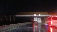 Camión impactó con muros de concreto en la Toluca
