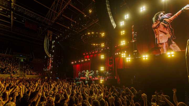 Enrique Bunbury desata un huracán de nostalgia y música en su Zaragoza natal y vital
