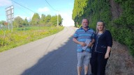 La odisea de una madre para llevar a su hijo al colegio en Lugo de Llanera: "Tenemos que caminar 1,5 kilómetros por la cuneta"