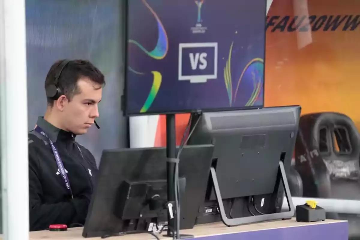 Revolución en el fútbol: la tarjeta verde debutó en el Sub 20 y ya compite con el VAR