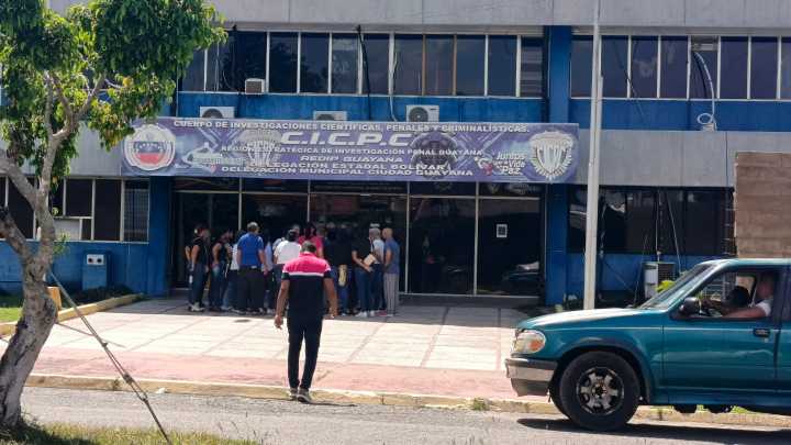 Familiares esperan por cuerpos de accidente en troncal 10