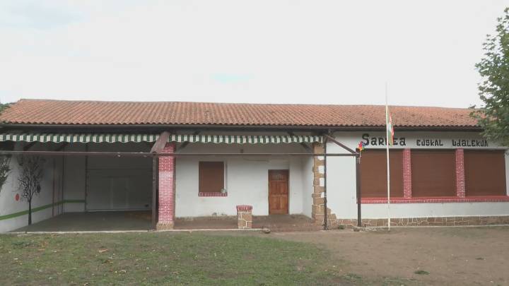 A Ertzaintza investiga se uns monitores se ducharon espidos con menores nun campamento