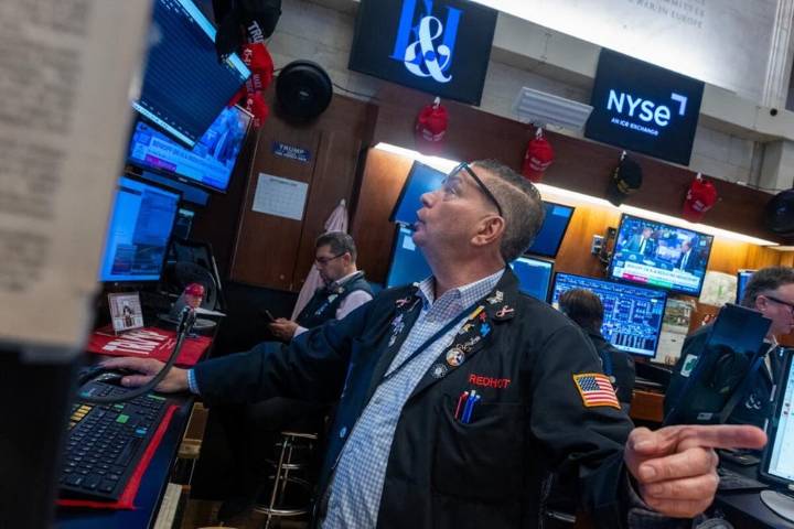 Tensión en los mercados: caen los bonos y acciones, se dispara el riesgo país y el dólar en récord