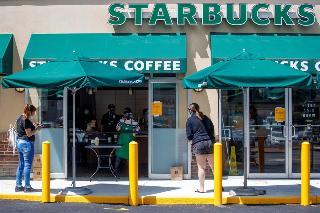 Starbucks anuncia cierres y despidos como parte de un plan para revivir la cadena de cafés