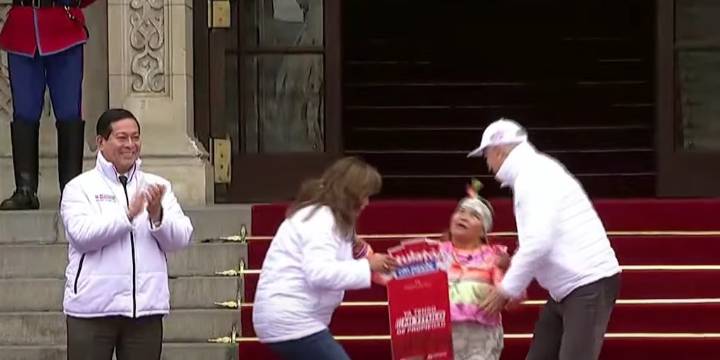 Mujer se desmaya frente a Dina Boluarte al recibir su título de propiedad en Palacio de Gobierno