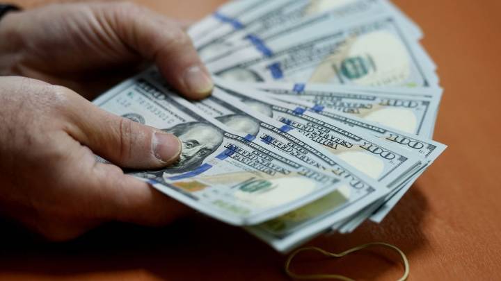 El dólar oficial roza los $1.400 y toca el techo de la banda: qué pasó con el blue en Rosario