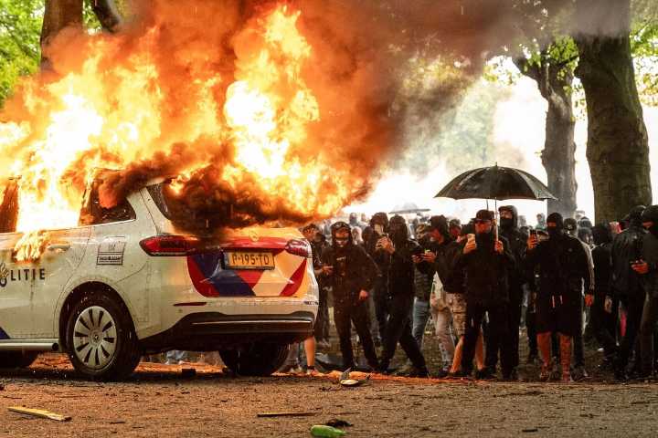 Se torna violenta manifestación de la derecha en Holanda