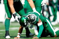 Deadspin | Jets QB Justin Fields in concussion protocol after rough outing