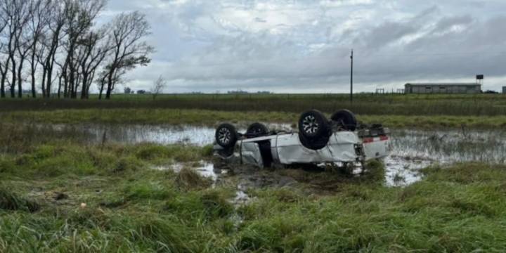 Un hombre volcó con su camioneta y murió mientras viajaba por la Ruta Nacional 205: el vehículo terminó dado vuelta