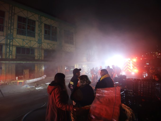 Seis compañías trabajaron en siniestro que afectó a bodega del Mercado Cardonal en Valparaíso