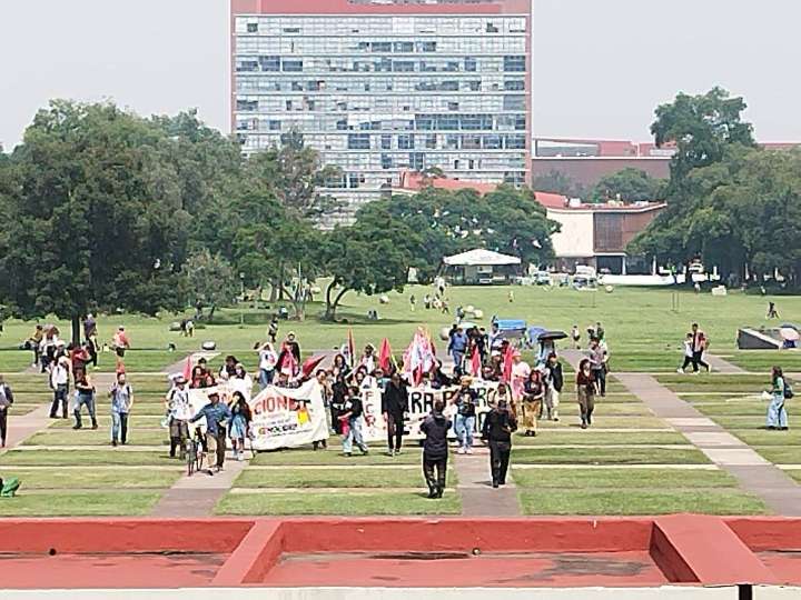 Encapuchados realizan pintas en su marcha hacia Rectoría de la UNAM