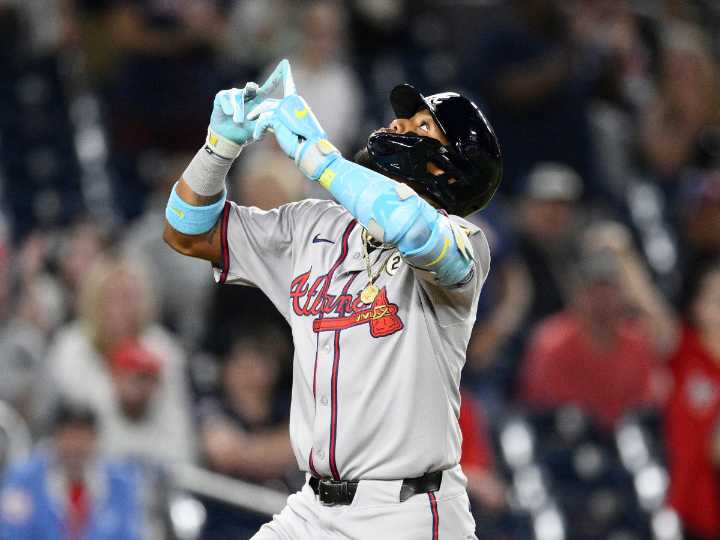 Acuña Jr. acelera el trote en la recta final