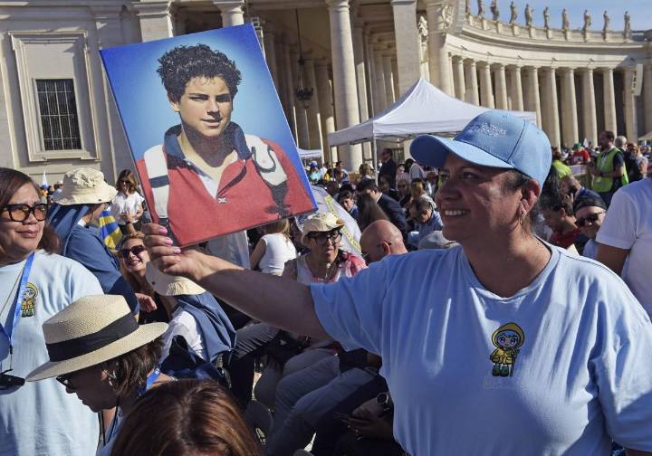 El Papa León XIV proclama santo al 'influencer de Dios' ante 70.000 personas en Roma