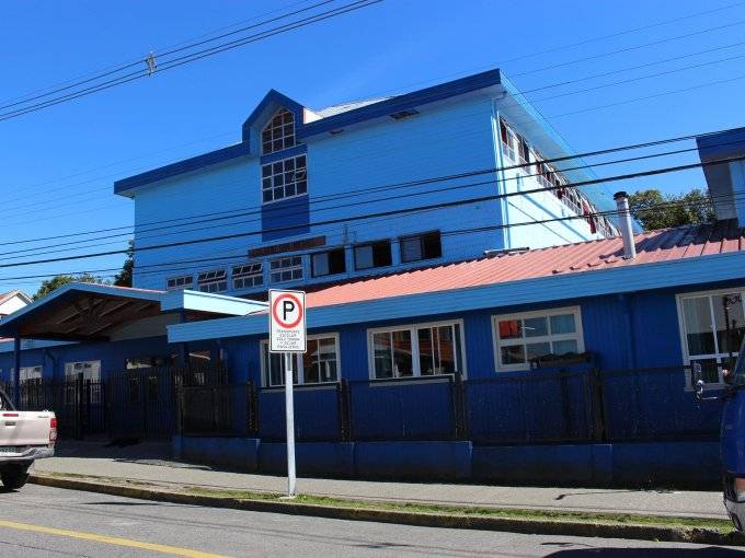 Investigan a sacerdote de colegio en Calbuco por presuntos hechos de connotación sexual tras denuncias de cuatro alumnas