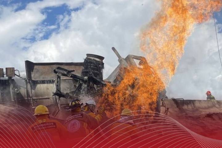 Suman 6 muertos por explosion de pipa en Iztapalapa