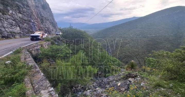 Guardia Estatal atiende volcadura en la Rumbo Nuevo; dos mujeres atrapadas