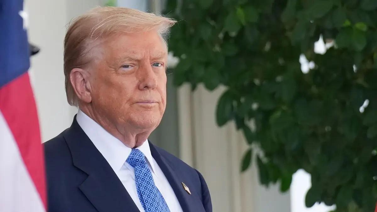 ‘Who’s the Lady In the Mirror’: Donald Trump's ‘Proof of Life’ Golf Outing Unravels After Fans Zoom In on Background of Viral Photo