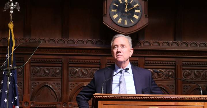 Lamont signs CT law honoring veterans