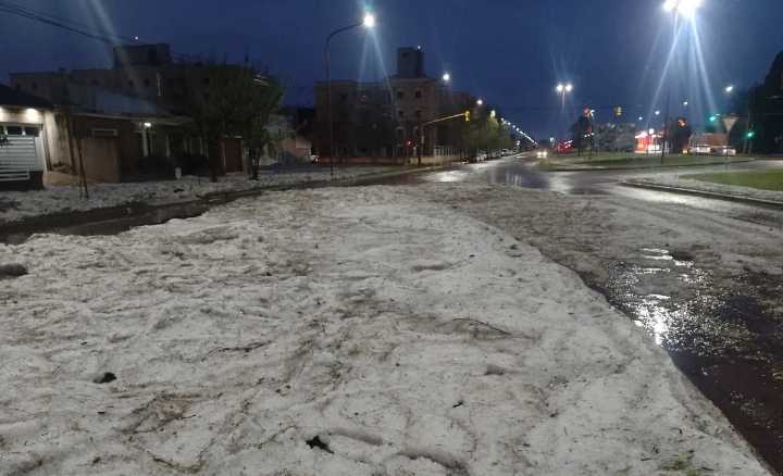 Fuerte tormenta de granizo azotó a Santa Rosa en la madrugada