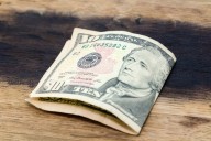 Gana peso por dólar debilitado