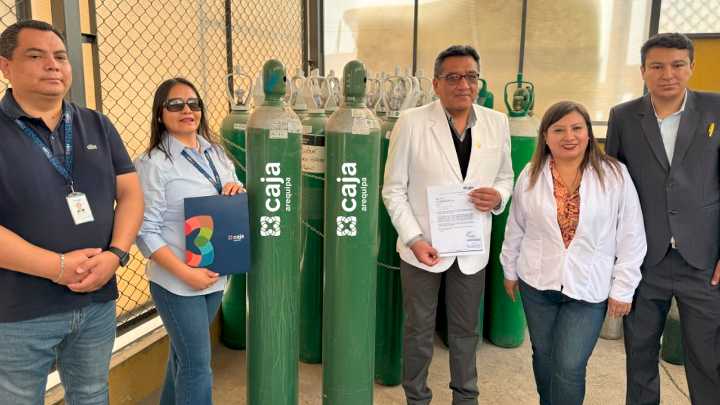 Caja Arequipa refuerza su compromiso social donando 81 balones de oxígeno a hospitales de la región