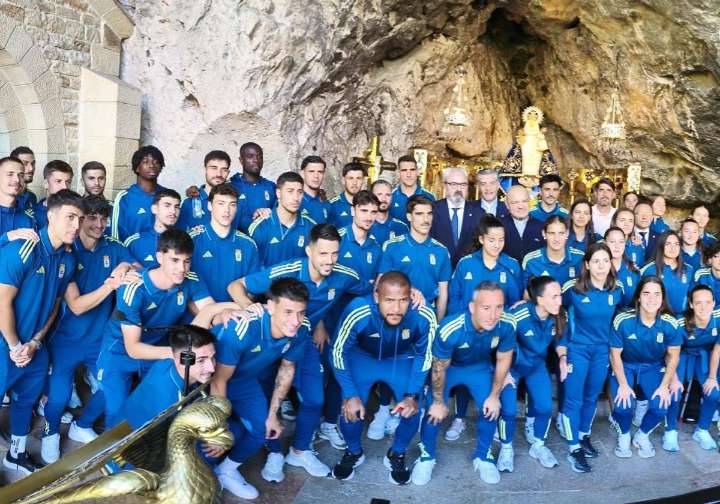 El Real Oviedo pide a 'La Santina' salud y una ayuda para salvarse