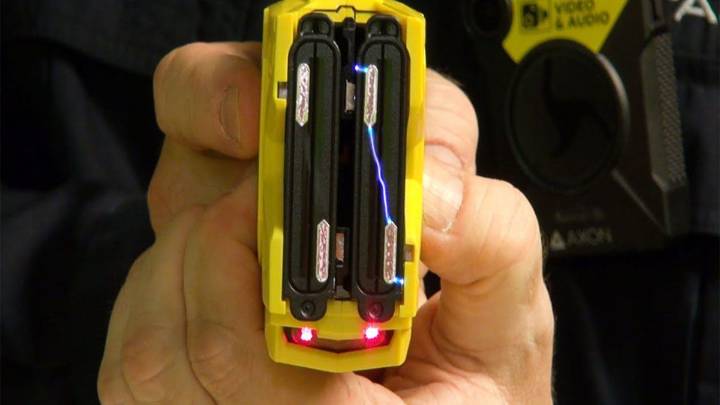 La Policía de Santa Fe usó por primera vez la pistola taser: mirá el video