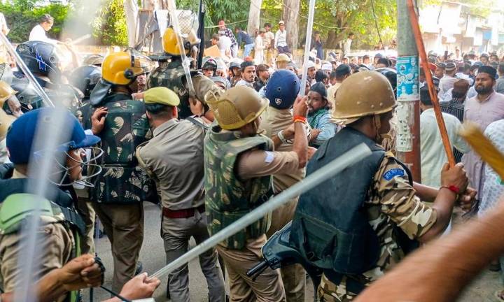 'I Love Muhammad' row: Police, locals clash after Friday prayers in UP