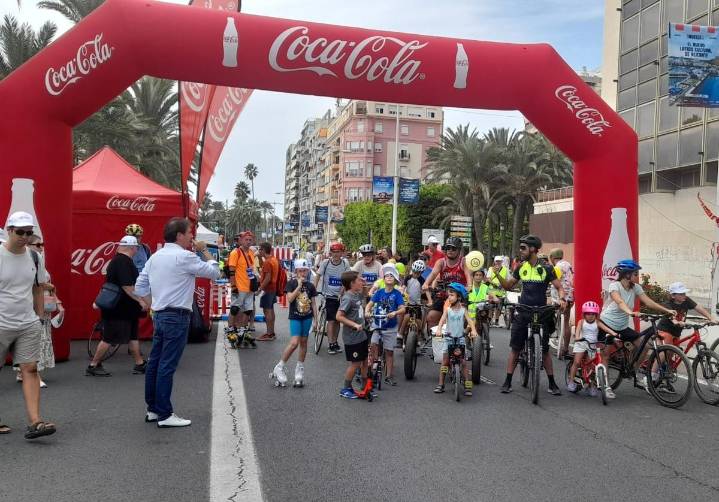 Miles de alicantinos llenan la Ciclovía Litoral en una fiesta sin coches junto al mar