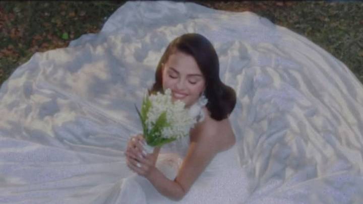 Selena Gomez y Benny Blanco se casaron: detalles del vestido, anillos y el ramo