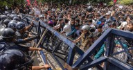 Crisis en Nepal: Renuncia primer ministro y Ejército toma el control de la seguridad en medio de disturbios
